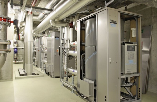 Abb. 1 Bei der Pictet Bank in Genf deckt die solarthermisch angetriebene Yazaki-Absorptionskälte­anlage rund 210 kW der Gesamtkälte­leistung von 2000 kW.