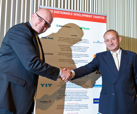 Jyri Luomakoski (links), Vorstandsvorsitzender von Uponor, hat die Sustainable Development Charta des European Network of Construction Companies for Research and Development (ENCORD) unterzeichnet. (Quelle: Uponor)