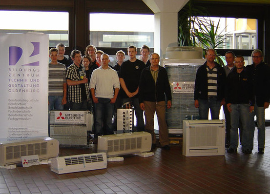 Die Auszubildenden zum Mechatroniker für Kältetechnik des BZTG Oldenburg mit den Innengeräten ihrer neuen Übungs-Klimaanlage von Mitsubishi Electric.