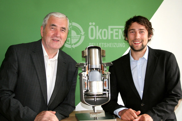 Die ÖkoFEN-Geschäftsführer Herbert Ortner (li.) und Stefan Ortner mit einem Modell des Stirlingmotors, der erstmals die serienreife Ökostromerzeugung mittels einer Pelletsheizung ermöglichen soll. (Quelle: ÖkoFEN)