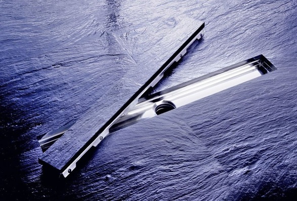 „Unsichtbare“ Tecedrainline-Rinne für Natursteinbeläge.