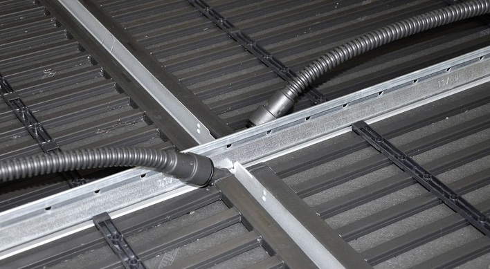 temperon: Fural-Metall­decke mit climasystemRegistern von aquatherm.