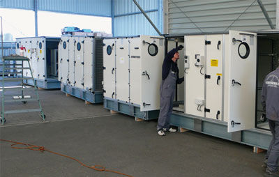 Montagearbeiten und Endabnahme in der mobilen Halle. (Quelle: Howatherm)