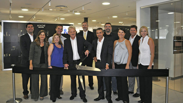 Siegfried Gänßlen, Vorsitzender der Hansgrohe AG und Philippe Grohe, Leiter der Marke Axor, eröffnen mit dem Team von Hansgrohe USA das Axor NYC. (Quelle: Axor)