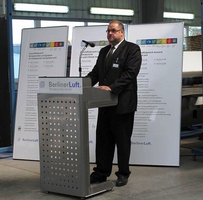 Andreas von Thun begrüßt die Gäste der 10-Jahre-Jubiläumsfeier von BerlinerLuft. Klimatechnik im Saarland.