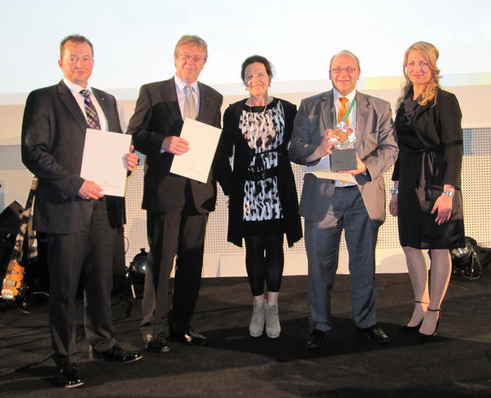 dib-Preisverleihung (v.l.): Peter Becker, Leiter des Viessmann Ideenmanagements, Eckhardt Hedderich, Leiter Lean Production Management bei Viessmann, Gabriele Wehler, Geschäftsführerin des dib, Markus Leutloff, Produktionsleitung Viessmann Berlin, und Sarah Dittrich, Leiterin Ideen- und Innovationsmanagement beim dib.