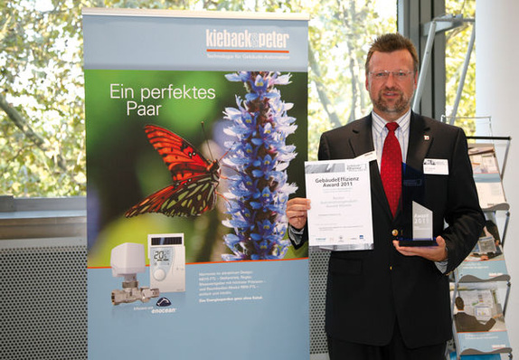 Hans Symanczik, Vertriebs & Marketing Management / OEM bei Kieback&Peter GmbH & Co. KG, mit dem GebäudeEffizienz Award 2011.