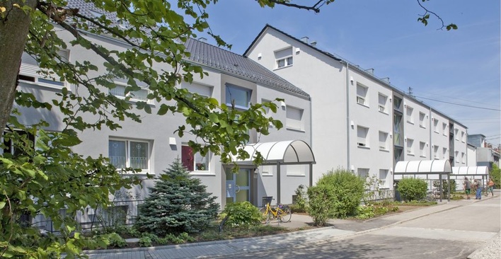 Abb. 1 Nach umfassender Sanierung präsentiert sich das Wohnbau-Objekt der Augsburger ­Siedlungsgenossenschaft Firnhaberau nicht nur freundlich — ursprünglich 1970 errichtet, ist es heute energetisch auf dem aktuellen Neubaustandard EnEV 2009.