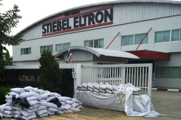 Stiebel Eltron muss Werk in Thailand evakuieren. Auch Sandsäcke konnten nicht verhindern, dass das Wasser mittlerweile über einen Meter hoch in den Werkhallen steht. (Quelle: Stiebel Eltron)