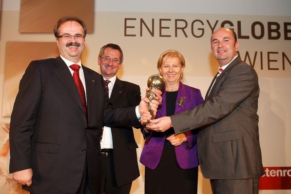 Strahlende Sieger: KommRat Brigitte Jank, Präsidentin der Wirtschaftskammer Wien, überreicht den Energy Globe Wien an die Loytec-Geschäftsführer DI Hans-Jörg Schweinzer (links) und Dr. Dietmar Loy (rechts.) sowie Finanzchef Mag. Josef Wojak. (Quelle: wkw