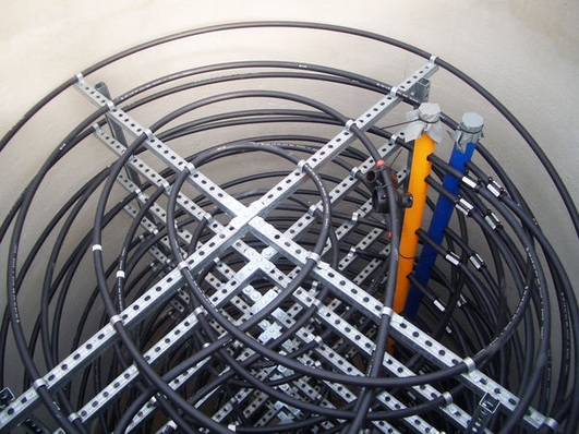 Blick in den geöffneten SolarEis-Speicher der Wärmepumpenanlage eines Einfamilienhauses. (Quelle: Viessmann)