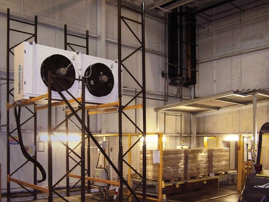 Die mobilen Low-Temp-Lüftungsgeräte auf Schwerlastregalen platziert.