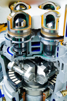 4-Kolben-Stirling-Motor des WhisperGen. Die senkrechten Kolbenbewegungen werden durch ein Exzenterscheibensystem in eine Kreisbewegung umgewandelt.