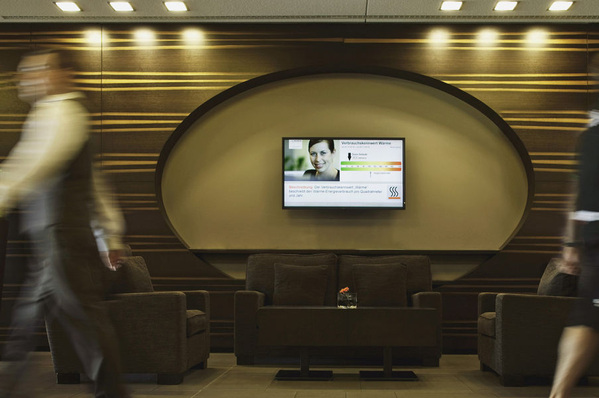 Green Building Monitor von Siemens in der Lobby des Lindner Congress & Motorsport Hotel am Nürburgring.