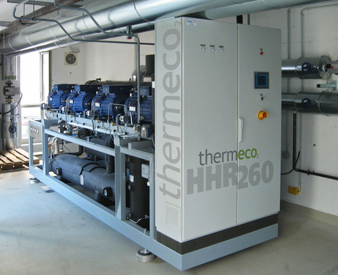 Hochtemperaturwärmepumpe thermeco2 HHR 260 in der Nahwärmezentrale von Lauterecken.