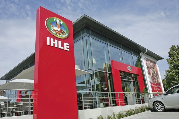 Abb. 1 Café Ihle in Augsburg-Hochzoll mit hohem Glasanteil in der Gebäudehülle.