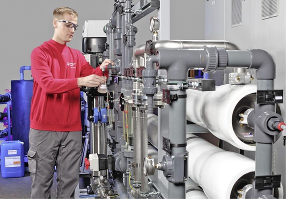 Abb. 1 Umkehrosmose-Anlage. Wesentliche Faktoren für den CO2-Ausstoß von Wasseraufbereitungsanlagen sind der Energiebedarf und der Chemikalienverbrauch während des Betriebs.