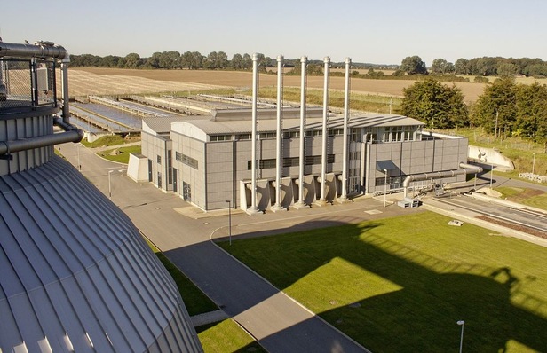 © Bäro
 Abb. 1 BHKW im Klärwerk Bülk mit Schaltzentrale und Labor.