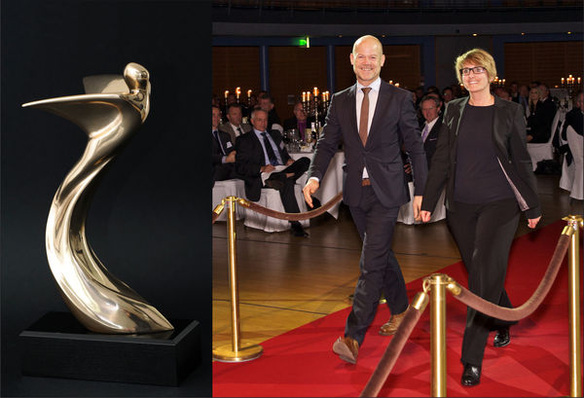 Yvonne Dallmer und Harry Bauermeister bei der Auszeichnung des Unternehmens Dallmer Sanitärtechnik beim Architects‘ Darling 2011. (Quelle: Dallmer)