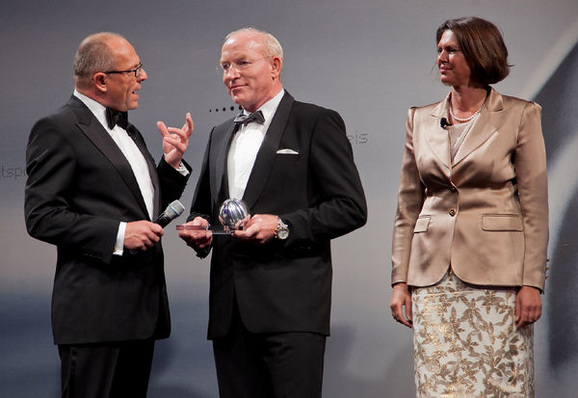 Bundesverbraucherschutzministerin Ilse Aigner und Stefan Schulze-Hausmann, Vorsitzender des Vorstands Stiftung Deutscher Nachhaltigkeitspreis (links), überreichten den Preis für Deutschlands nachhaltigste Marke an Dr. Martin Viessmann. (Quelle: Christian