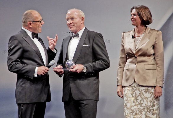 Bundesverbraucherschutzministerin Ilse Aigner und Stefan Schulze-Hausmann, Vorsitzender des Vorstands Stiftung Deutscher Nachhaltigkeitspreis (links), überreichten den Preis für Deutschlands nachhaltigste Marke an Dr. Martin Viessmann.