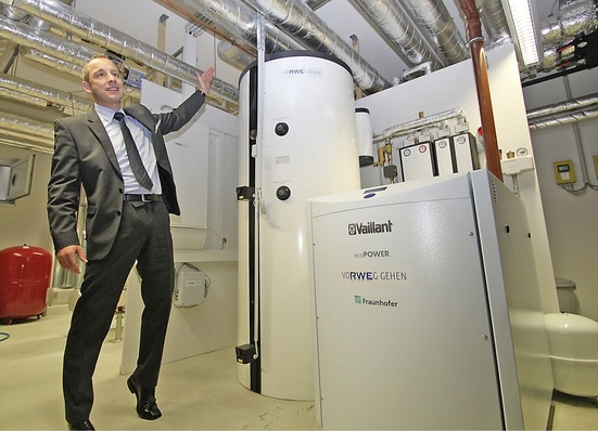 Abb. 1 Björn Gropengießer, Projektleiter Mikro-KWK bei RWE Effizienz, erklärt das RWE-HomePowerKonzept an der Forschungs- und Entwicklungsanlage im Fraunhofer inHaus2.