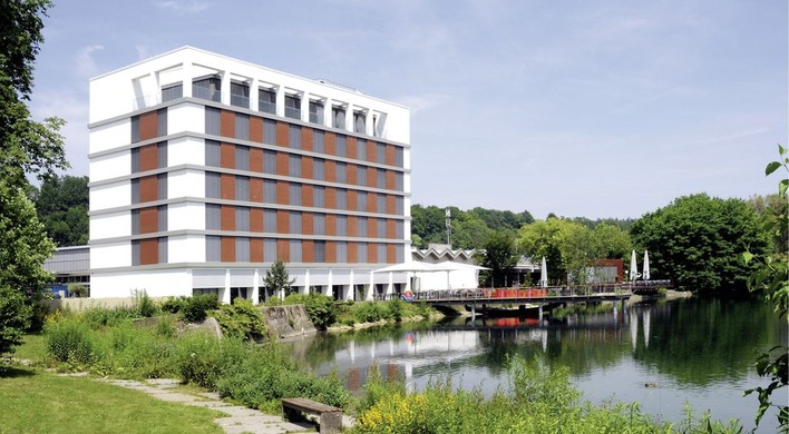 Abb. 1 Hotel Lago am Ausee. Die besondere Lage konnte auch dazu genutzt werden, Grundwasser als Wärmequelle und -senke für die Raumkonditionierung einzusetzen.