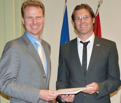 Christian Allinger (rechts), Heliotherm, übergibt Dr. Florian Ermacora, Generaldirektion für Energie der EU-Kommission, eine Petition, die eine stärke Rolle von Wärmepumpen zur Netzstabilisierung einfordert. (Quelle: Heliotherm)