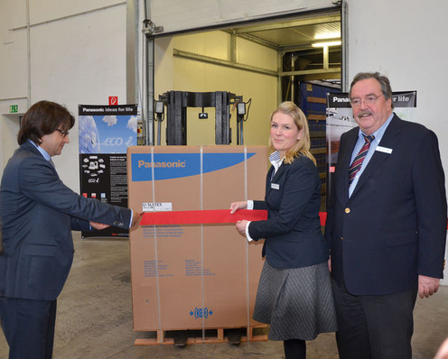 © Kaut
 Enrique Vilamitjana (Managing Director Panasonic HA Airconditioning Europe) übergibt die erste Panasonic-Gerätelieferung an die Geschäftsführer der Alfred Kaut GmbH & Co Christina Kaut und Hans-Alfred Kaut. (Quelle: Kaut)