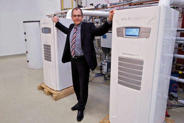 Guido Gummert, Geschäftsführer von Baxi Innotech, präsentiert das Niedertemperatur-Brennstoffzellen-Heizgerät Gamma 1.0.