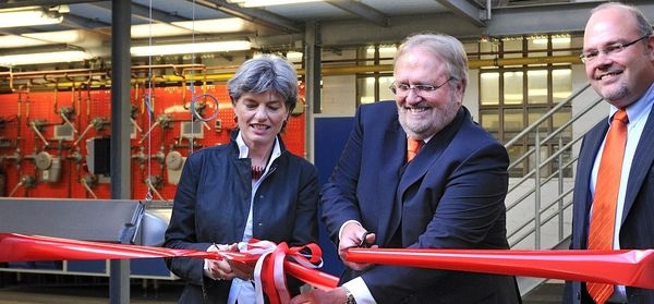 Ute Berg, Wirtschaftsdezernentin der Stadt Köln, Bernd H. Schwank, Gesellschafter und Geschäftsführer der Schwank-Gruppe und Oliver Schwank, Geschäftsführer der Schwank-Gruppe, eröffnen das neue Entwicklungszentrum.