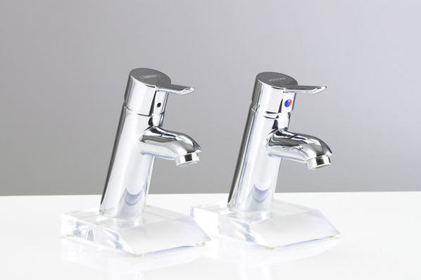 Optisch kaum zu unterscheiden: Der Originalmischer “Focus S“ von Hansgrohe (links) und die Nachahmung des chinesischen Armaturenherstellers Joyou.