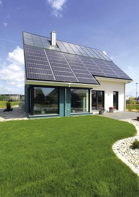 Abb. 1 Energiewende schon übererfüllt: Das EnergieAutarkeHaus von Helma Eigenheimbau kann seine Bewohner und ihr Elektroauto bereits netz­unabhängig aus einem Batteriespeicher mit Elektrizität versorgen. Um auch auf der Brennstoffseite möglichst unabhängig zu sein, wurde auch eine Solaranlage mit 9,3-m³-Pufferspeicher installiert (Webcode #NB_LINK[PARAM=KEYS=339315;CMD=SEARCH;T=339315]# ). Trotzdem wird es in Zukunft schwieriger werden, Fläche und Budget für Solarthermie-Anlagen zu bekommen.