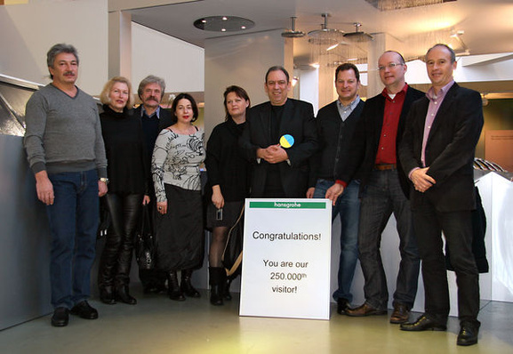 Luis Weiler, Sales Director Emerging Markets/Europe/Lateinamerika, Hansgrohe AG, (rechts) überreichte Boris Lotkin eine Raindance Select 100 S mit ukrainischer Landesflagge.