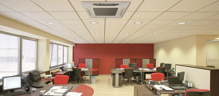 Mit Gebläsekonvektoren klimatisierter Büroraum.