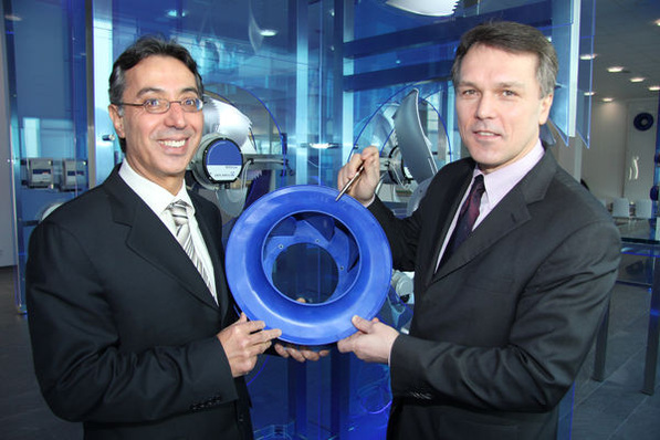 Dr. Omar Sadi (links) und Peter Fenkl mit dem prämierten Lüfterrad. (Quelle: Ziehl-Abegg / Rainer Grill)