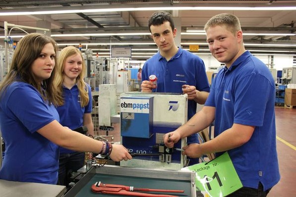 ebm-papst Energiescouts: Lisa Bahr, Jasmin Vetter, Alexander Gackstatter, Dominik Weidmann (v.l.). (Quelle: ebm-papst)