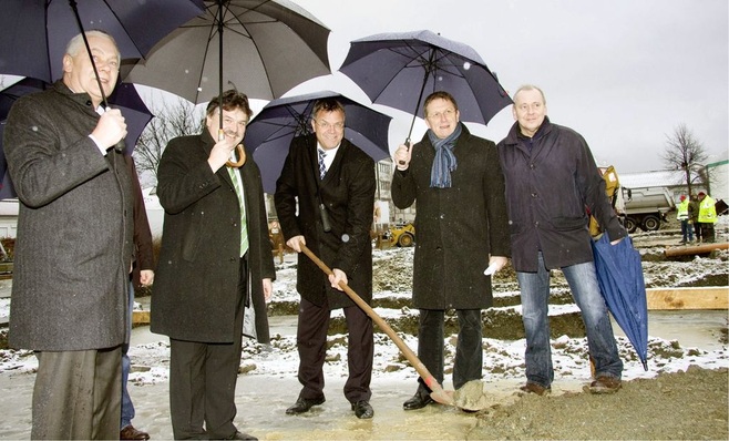 Spatenstich für das neue Dimplex-Schulungszentrum in Kulmbach (v.l.): ­Andreas Tilch (Mitglied der Geschäftsführung), Klaus-Peter Söllner (Landrat Kreis Kulmbach), Dr.-Ing. Uwe Horlacher (Dimplex Geschäftsleitung), Henry Schramm (Bürgermeister Kulmbach), Thomas Kerl (Facility Management Dimplex).