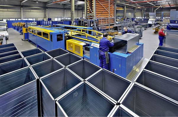 Fertigung von Lüftungs­kanälen bei BerlinerLuft.