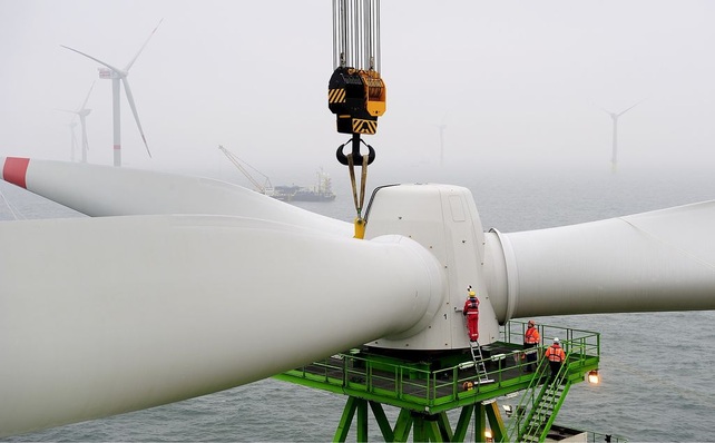 Abb. 1 Die beliebige Einspeisung von Strom aus Windkraftwerken, Biogasanlagen, Photovoltaikanlagen führt in manchen Regionen bereits heute die Stromnetze an ihre Belastungsgrenze bzw. macht Zwangsabschaltungen erforderlich. Für die Durchleitung von Strom aus Offshore-Windparks nach Süddeutschland fehlen Übertragungskapazitäten. Im Bild: Montage in der Nordsee im Testfeld alpha ventus. Der Ausbau von Onshore-Windparks in Süddeutschland würde die prekäre Netzsituation entspannen.
