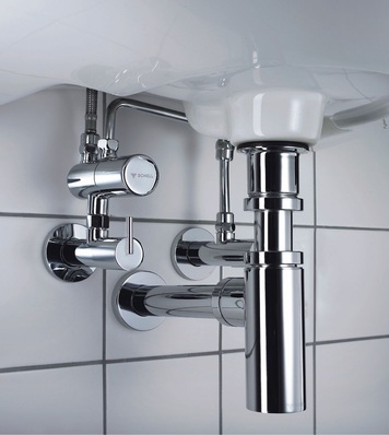 Abb. 1 Sicherheit am Waschtisch: Der Eckventil-Thermostat von Schell kann mit einem verchromten Verrohrungsset einfach und optisch ansprechend installiert werden. Im Alltag schütz er vor Verbrühung…