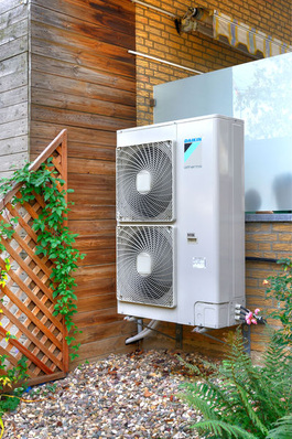 Außeneinheit einer Daikin Altherma Luft/Wasser-Wärmepumpe.