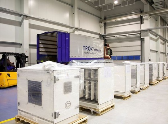 Verladung des X-CUBE RLT-Geräts im neuen Trox-Werk in Anholt für das Evangelische Krankenhaus Wesel. (Quelle: Trox)