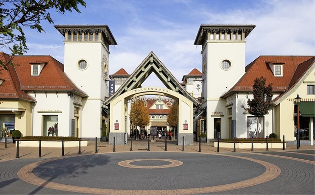 Abb. 1 Seit der Eröffnung 2003 hat sich das Wertheim Village zu einem beliebten Einkaufsziel für hochwertige Marken- und Luxusartikel entwickelt.