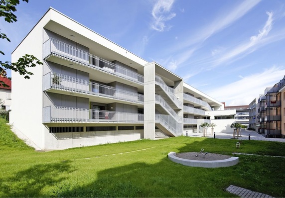 Abb. 1 (K)Ein ganz normales Wohnhaus. Den dreigeschossigen Neubau in Pforzheim beheizt eine ­Wärmepumpe, die Trinkwassererwärmung erfolgt dezentral mit elektronischen Durchlauferhitzern. Unter Berücksichtigung aller Einflussfaktoren konnte der Energieaufwand gegenüber einer zentralen ­Lösung gesenkt werden.