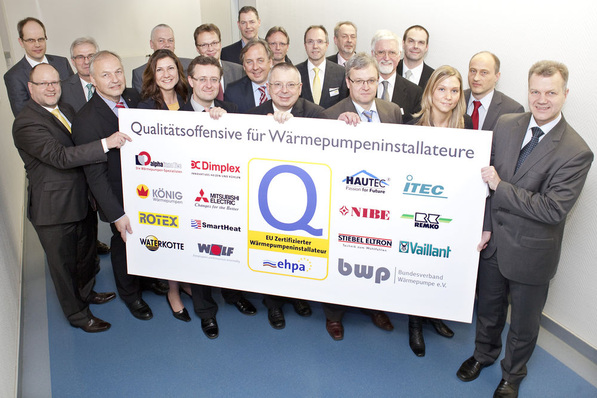 © BWP
 Vertreter von 14 Wärmepumpen-Herstellern, ZVSHK und BWP haben ein neues, duales Kurssystem für die EUCERT-Qualifizierung von Wärmepumpen-Installateuren vorgestellt.