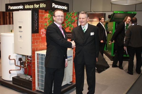 Handschlag unter Partnern: Norman-Lars Hinze (Key Account Manager Wärmepumpen D-A-CH, Panasonic) und Günter Lindenblatt (Geschäftsführer Ligo).