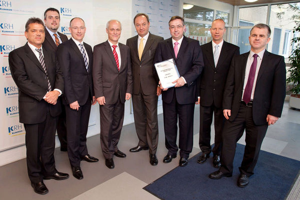 Nach der Unterzeichnung des Energiespar-Contracting-Vertrags: Klaus Kopka, Lars Kahmann, Carsten Feddern und Udo Lisken von Siemens Deutschland in der Region Nord sowie Norbert Ohnesorg, Karsten Honsel, Reiner Albers und Thomas Küsters vom Klinikum Region Hannover.