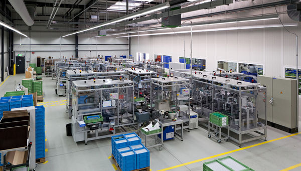 Hansgrohe: Im Erweiterungsbau der Offenburger Armaturenproduktion werden unter anderem Kartuschen hergestellt. (Quelle: Hansgrohe)