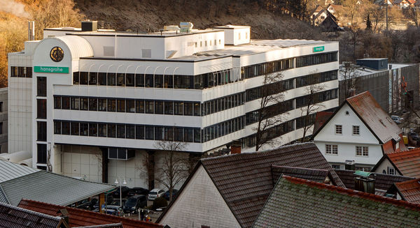 Die Hansgrohe-Zentrale am Stammsitz in Schiltach nach einer gerade abgeschlossenen, umfassenden energetischen Sanierung.